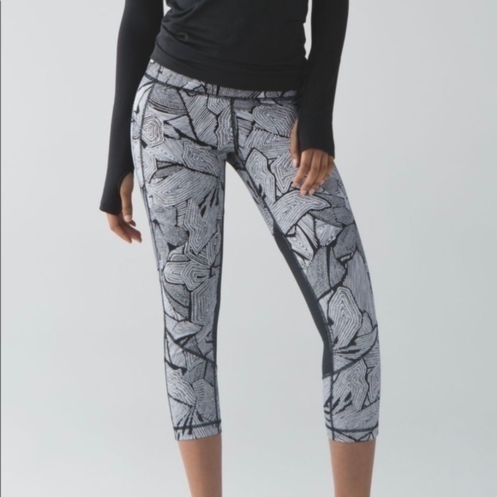 Lululemon Pace Rival Crop FLux 21” Cropped Workout Dottie Print Leggings size 6